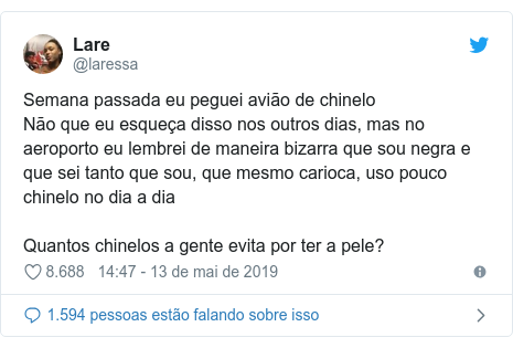 Twitter post de @laressa: Semana passada eu peguei avião de chinelo Não que eu esqueça disso nos outros dias, mas no aeroporto eu lembrei de maneira bizarra que sou negra e que sei tanto que sou, que mesmo carioca, uso pouco chinelo no dia a dia Quantos chinelos a gente evita por ter a pele?