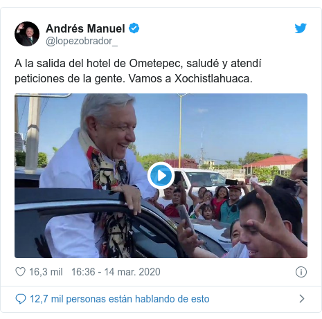 Publicación de Twitter por @lopezobrador_: A la salida del hotel de Ometepec, saludé y atendí peticiones de la gente. Vamos a Xochistlahuaca. 