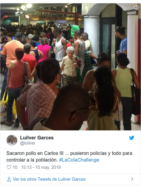 Publicación de Twitter por @luilver: Sacaron pollo en Carlos III ... pusieron policías y todo para controlar a la población. #LaColaChallenge 