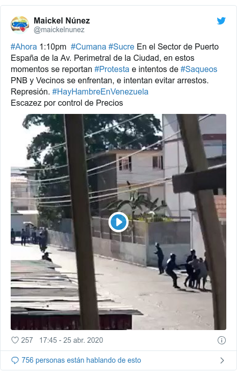 Publicación de Twitter por @maickelnunez: #Ahora 1 10pm #Cumana #Sucre En el Sector de Puerto España de la Av. Perimetral de la Ciudad, en estos momentos se reportan #Protesta e intentos de #Saqueos PNB y Vecinos se enfrentan, e intentan evitar arrestos. Represión. #HayHambreEnVenezuelaEscazez por control de Precios 