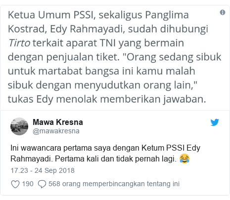 Twitter pesan oleh @mawakresna: Ini wawancara pertama saya dengan Ketum PSSI Edy Rahmayadi. Pertama kali dan tidak pernah lagi. 😂 