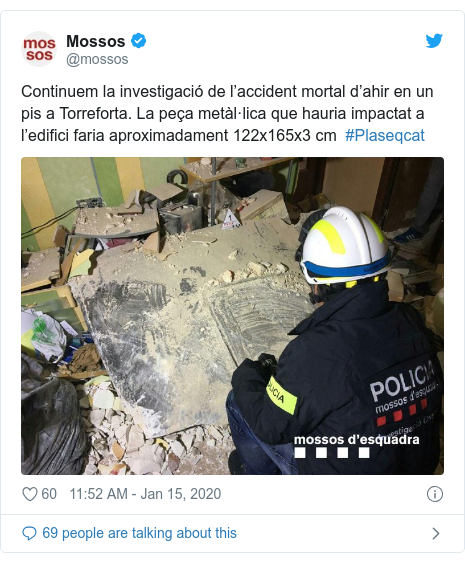 Twitter post by @mossos: Continuem la investigació de l’accident mortal d’ahir en un pis a Torreforta. La peça metàl·lica que hauria impactat a l’edifici faria aproximadament 122x165x3 cm  #Plaseqcat 