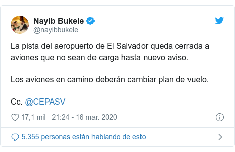 Publicación de Twitter por @nayibbukele: La pista del aeropuerto de El Salvador queda cerrada a aviones que no sean de carga hasta nuevo aviso. Los aviones en camino deberán cambiar plan de vuelo.Cc. @CEPASV