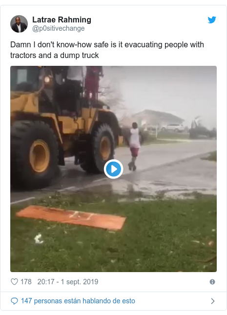 Publicación de Twitter por @p0sitivechange: Damn I don't know-how safe is it evacuating people with tractors and a dump truck 