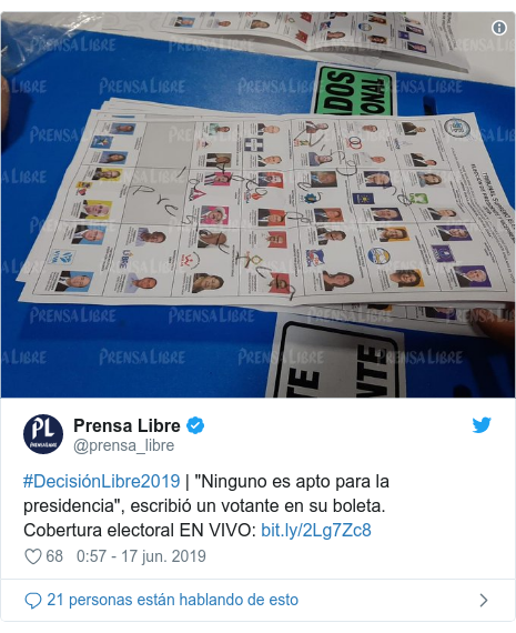 Publicación de Twitter por @prensa_libre: #DecisiónLibre2019 | "Ninguno es apto para la presidencia", escribió un votante en su boleta. Cobertura electoral EN VIVO   