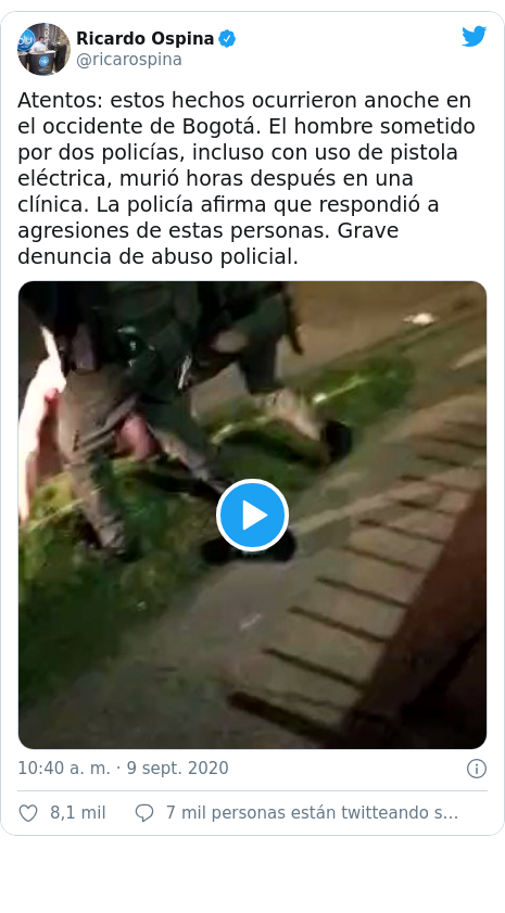 Publicación de Twitter por @ricarospina: Atentos  estos hechos ocurrieron anoche en el occidente de Bogotá. El hombre sometido por dos policías, incluso con uso de pistola eléctrica, murió horas después en una clínica. La policía afirma que respondió a agresiones de estas personas. Grave denuncia de abuso policial. 