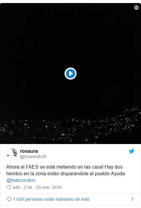 Publicación de Twitter por @rosaurab25: Ahora el FAES se está metiendo en las casa! Hay dos heridos en la zona están disparandole al pueblo Ayuda @marcorubio 