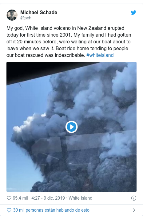 Publicación de Twitter por @sch: My god, White Island volcano in New Zealand erupted today for first time since 2001. My family and I had gotten off it 20 minutes before, were waiting at our boat about to leave when we saw it. Boat ride home tending to people our boat rescued was indescribable. #whiteisland 