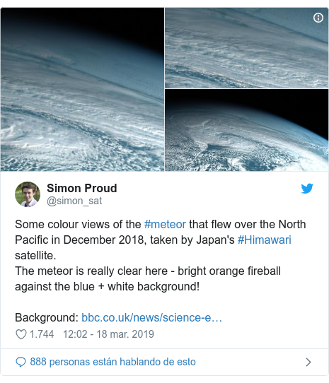 Publicación de Twitter por @simon_sat: Some colour views of the #meteor that flew over the North Pacific in December 2018, taken by Japan's #Himawari satellite.The meteor is really clear here - bright orange fireball against the blue + white background!Background   