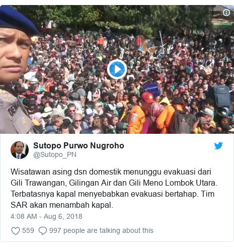 Twitter post by @Sutopo_PN: Wisatawan asing dsn domestik menunggu evakuasi dari Gili Trawangan, Gilingan Air dan Gili Meno Lombok Utara. Terbatasnya kapal menyebabkan evakuasi bertahap. Tim SAR akan menambah kapal. 