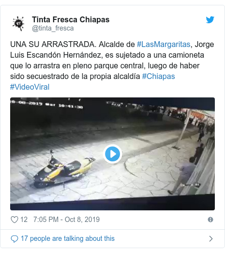 Twitter post by @tinta_fresca: UNA SU ARRASTRADA. Alcalde de #LasMargaritas, Jorge Luis Escandón Hernández, es sujetado a una camioneta que lo arrastra en pleno parque central, luego de haber sido secuestrado de la propia alcaldía #Chiapas #VideoViral 