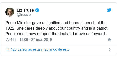 Publicación de Twitter por @trussliz: Prime Minister gave a dignified and honest speech at the 1922. She cares deeply about our country and is a patriot. People must now support the deal and move us forward.