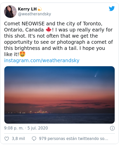 Publicación de Twitter por @weatherandsky: Comet NEOWISE and the city of Toronto, Ontario, Canada --! I was up really early for this shot. It's not often that we get the opportunity to see or photograph a comet of this brightness and with a tail. I hope you like it!-- 