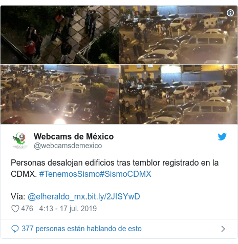 Publicación de Twitter por @webcamsdemexico: Personas desalojan edificios tras temblor registrado en la CDMX. #TenemosSismo#SismoCDMX Vía @elheraldo_mx. 