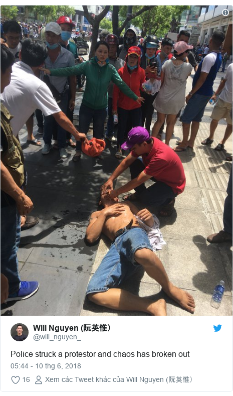 Twitter bởi @will_nguyen_: Police struck a protestor and chaos has broken out 