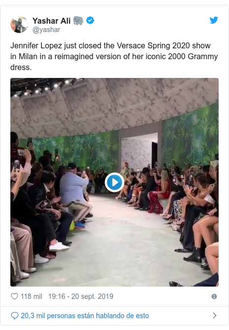 Publicación de Twitter por @yashar: Jennifer Lopez just closed the Versace Spring 2020 show in Milan in a reimagined version of her iconic 2000 Grammy dress. 