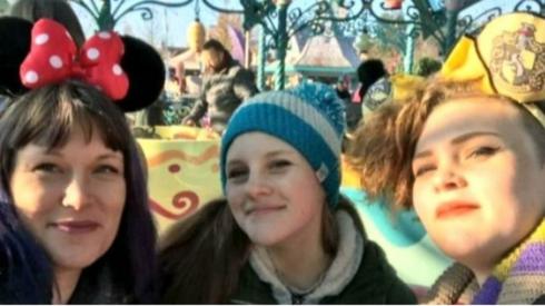 Sharna and her daughters