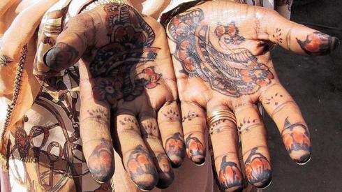 A Somalian woman show her hands painted with Henna in Hargeisa 04 March 2001 during the 12th Hargeisa Commercial Exhibition