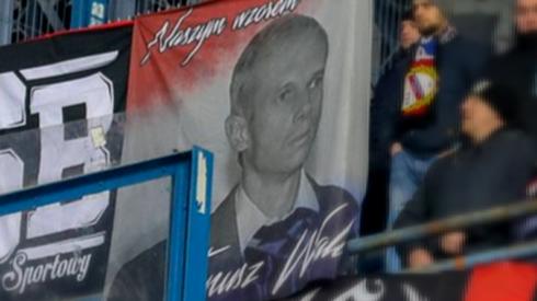 Fans displaying Walus banner