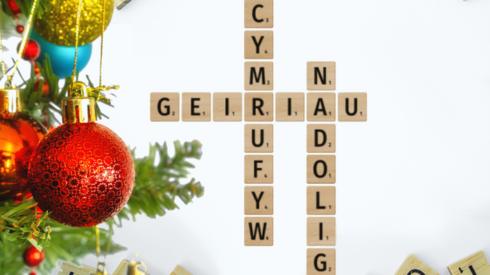 Llythrenau Scrabble yn sillafu nGeiriau Nadolig