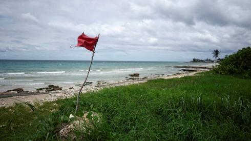 A red flag on the beach in Guanabo