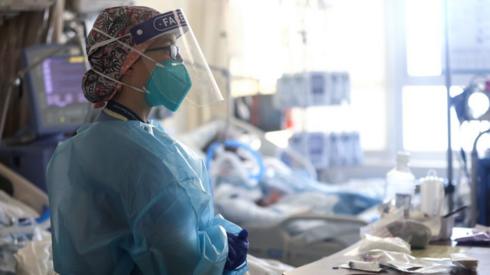 Image shows nurses caring for Covid-19 patients in California