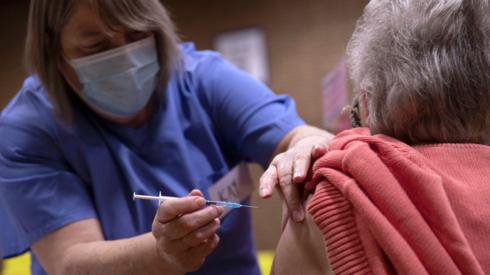 Woman gets vaccine in Pentwyn