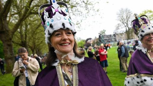 Two women with crowns on the Windsor Long Walk