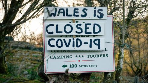 A homemade sign saying Wales is closed due to Covid-19