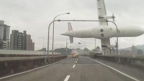 Image of plane crashing over bridge in Taiwan (4 Jan 2015 - image by @Missxoxo168)
