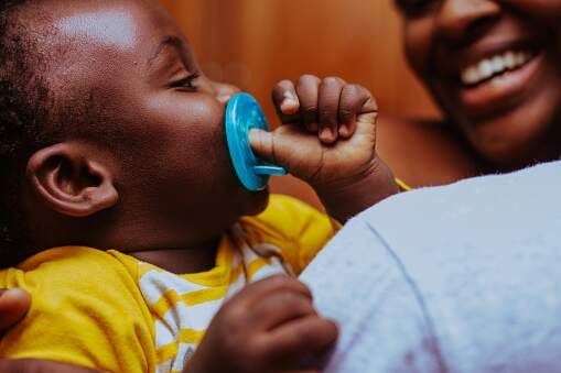 Enfant Qui Suce Son Pouce Comment Laider à Arrêter Bbc News Afrique