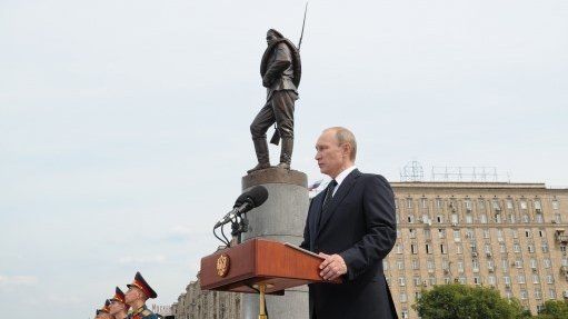 Russian President Vladimir Putin unveils a monument in Moscow to Russian soldiers killed in World War One, 1 August