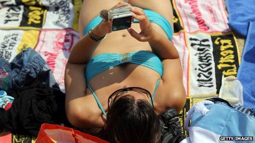 Sun, sea, sand and... smartphone