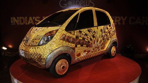 Изготовленный на заказ автомобиль Tata Motors "Nano", украшенный отделкой из золота, серебра и драгоценных камней