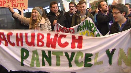Stiwdants yn protestio