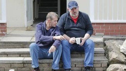 Bill Bellamy a Ieuan Rhys fel Knives a Bernard