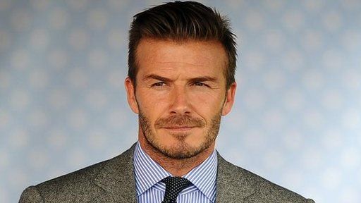 Mae llawer o ddynion Cymru yn trio ail-greu golwg David Beckham yn ôl Trystan