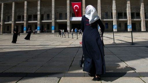 A Turkish citizen enters the Olympic Stadium in Berlin to cast her vote in presidential elections in Turkey (31 July 2014)