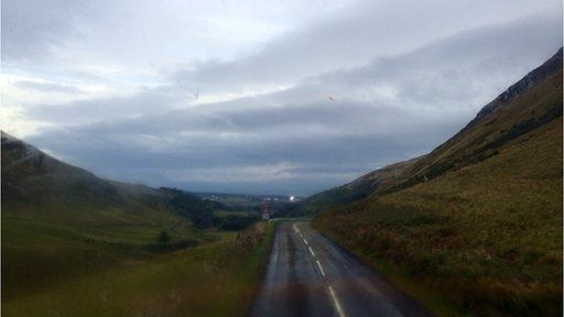 Mwynhau'r olygfa ar y bws i Gleneagles