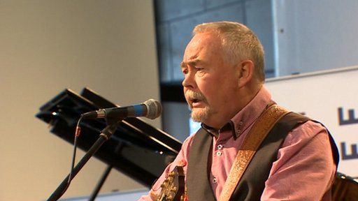 Frank Hennessy, ymhlith yr artisitiad fu'n perfformio ar noson gynta Made in Cardiff