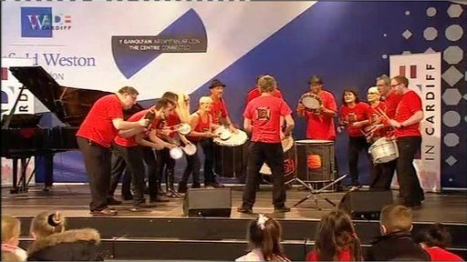 Samba Galez yn gobeithio taro deuddeg ar y noson agoriadol