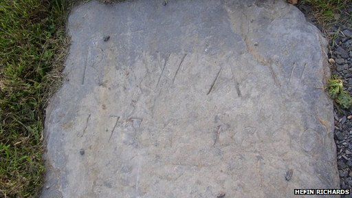 Mae'n debyg mai hon yw carreg fedd Abram Wood "Brenin y Sipsiwn" yn Llangelynnin, Gwynedd. Bu farw yn Nhachwedd 1799
