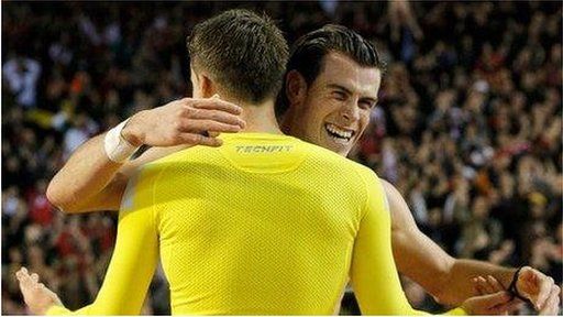Gareth Bale yn dathlu pwynt pwyisg i Gymru gyda Chris Gunter
