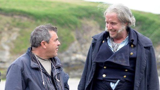 Rhys Ifans gyda chyfarwyddwr y ffilm, Kevin Allen