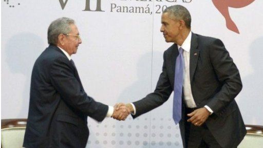 Raul Castro and Barack Obama shake hands at their talks in Panama City, 11 April 2015