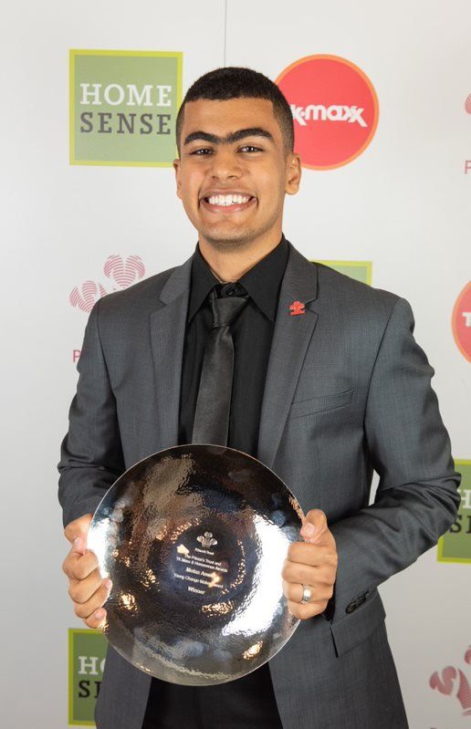 Motaz Amer holding his award