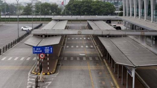Sân bay Nội Bài vắng người trong những ngày thực hiện cách ly xã hội ở Việt Nam.