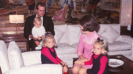 Los entonces príncipes Juan Carlos y Sofía, junto con sus tres hijos, las infantas Elena y Cristina y el príncipe Felipe.