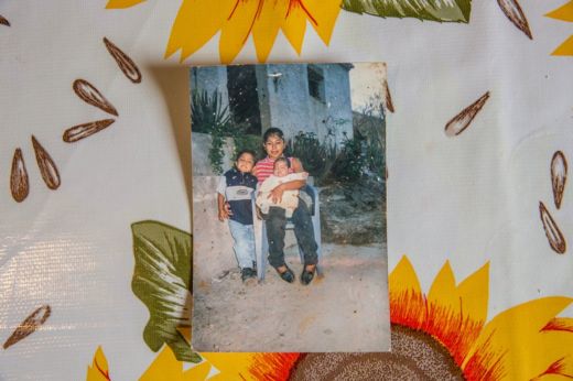 Maria segura o filho Ricardo ainda bebê no colo na casa da família em Acatlán