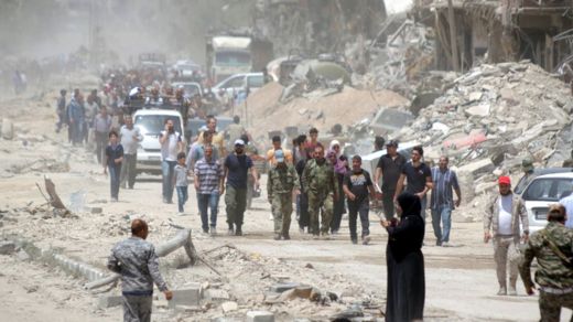 Wasu mazauna garin Yarmouk sun koma bayan da aka kwato wurin daga hannun IS a ranar , 24 ga watan Mayu 2018